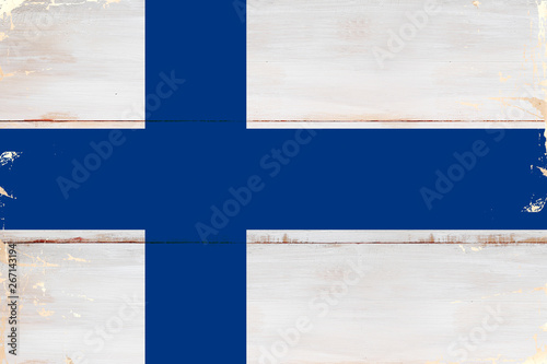 Flaga Finlandii malowana na starej desce.