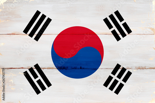 Flaga Korei malowana na starej desce.