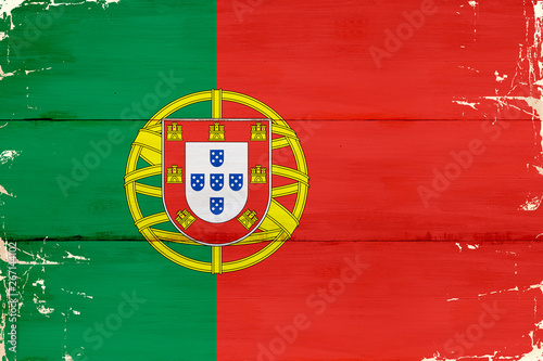 Flaga Portugalii malowana na starej desce.