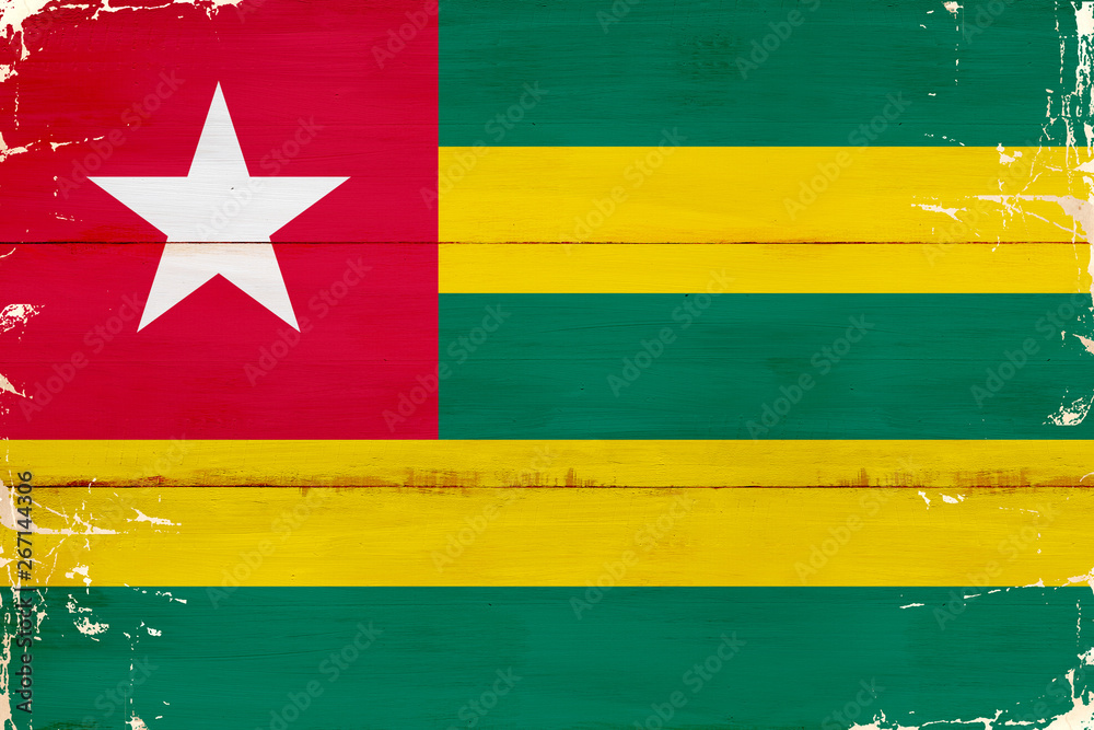 Flaga Togo malowana na starej desce.