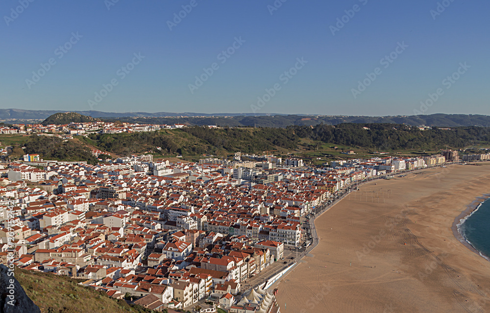 Panoramica de la playa  y la ciudad de Nazaré, Portugal