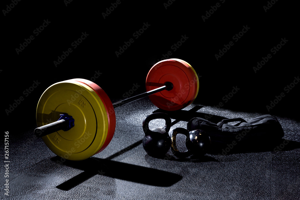 Bumper plates in gym with dramatic lighting foto de Stock | Adobe Stock