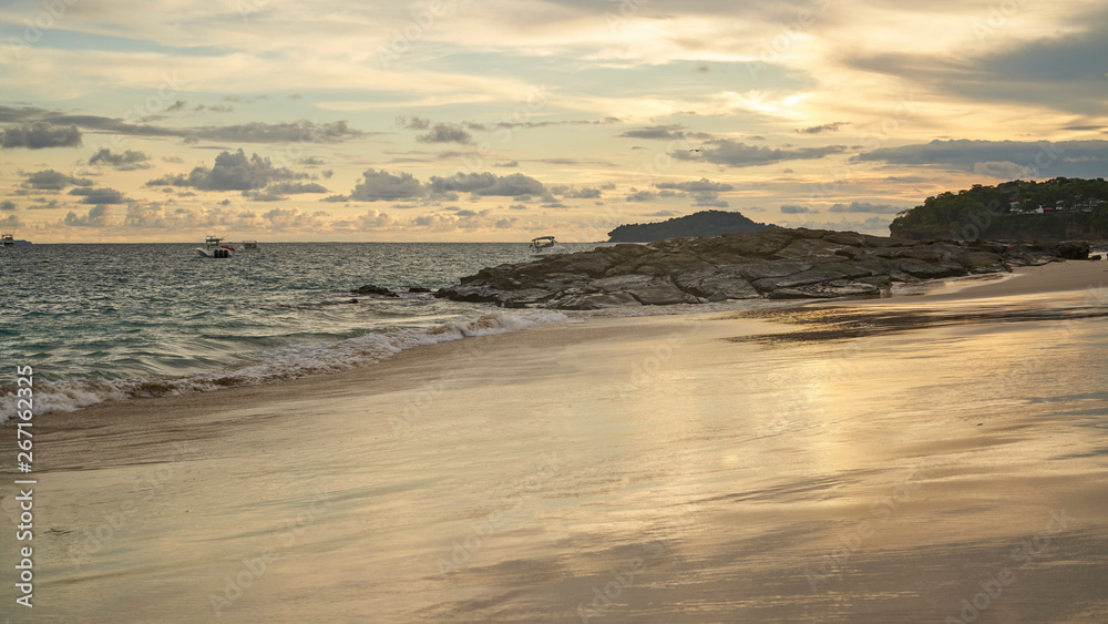 Obraz premium East pacific sunset on Contadora island, archipelago Las Perlas, Panama.