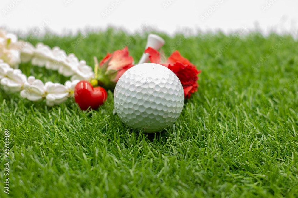 Naklejka premium Happy mother's day to golfer with golf ball and flowers are on green grass