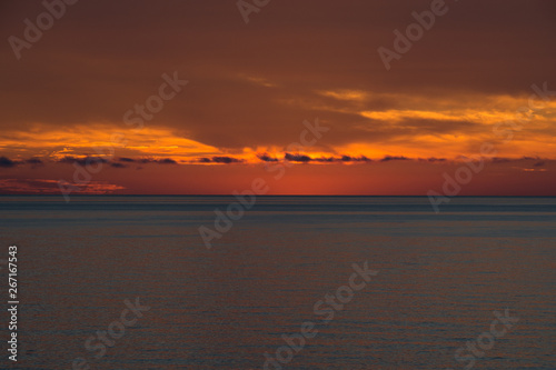 静かな海の夕暮