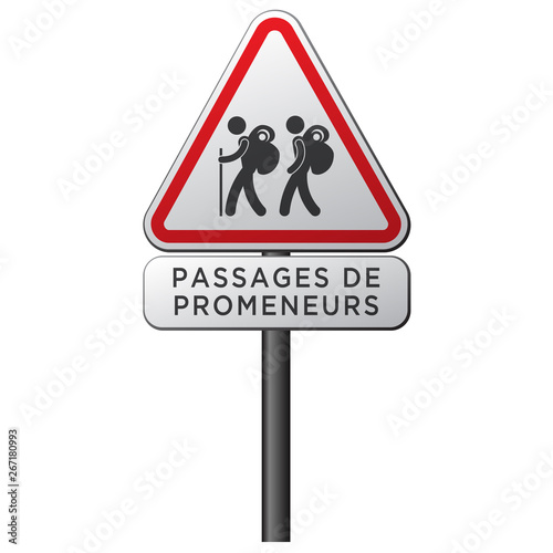 Panneau triangulaire de signalisation de randonneurs en relief