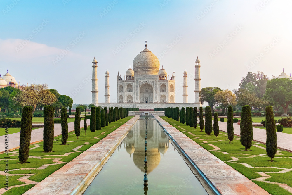 Obraz premium Taj Mahal front view reflected on the reflection pool, an ivory-white marble mausoleum on the south bank of the Yamuna river in Agra, Uttar Pradesh, India. One of the seven wonders of the world.