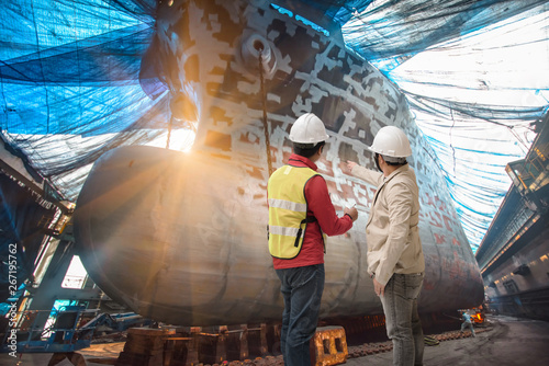 Foto Stevedore, controller, Port Master, surveyor inspect the bulk head of commercial