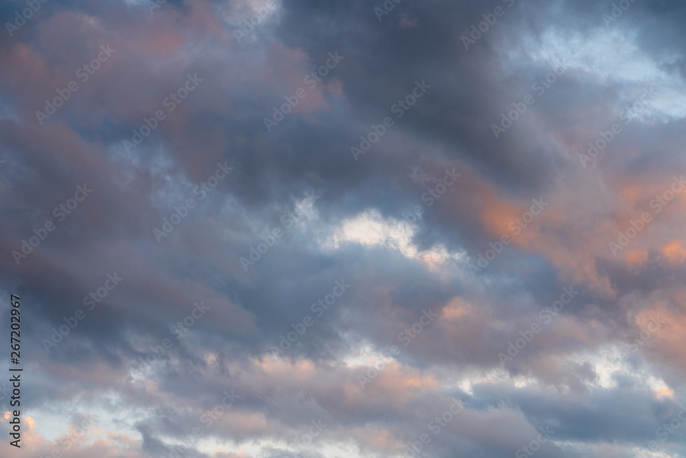 Wolkenformation bei Sonnenuntergang