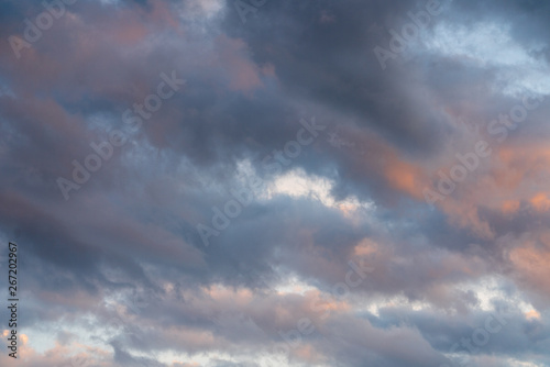 Wolkenformation bei Sonnenuntergang