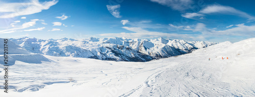 Fotografia Panoramic view down snow covered valley in alpine mountain range