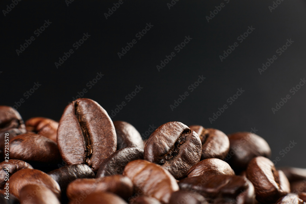 Roasted coffee beans on dark background. Close up - obrazy, fototapety, plakaty 