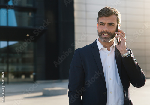 Empresario hablando por teléfono en distrito financiero
