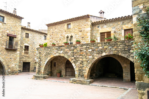 ARCOS DE CASAS MEDIEVALES EN LA POBLACION DE MONELLS EN ESPAÑA