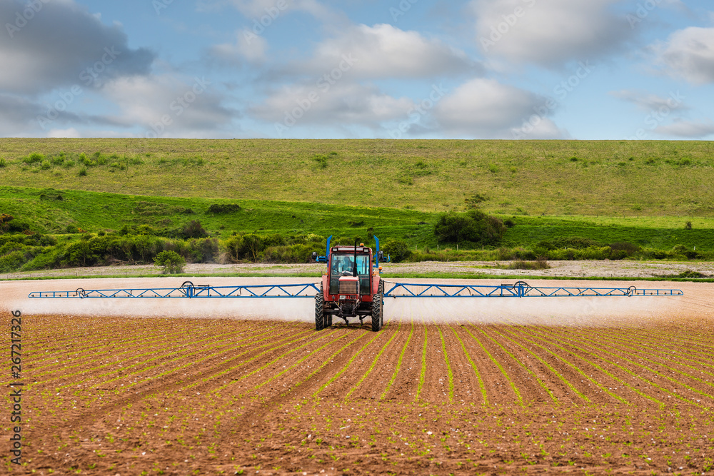 Obraz premium agriculteur mettant un traitement chimique dans les champs