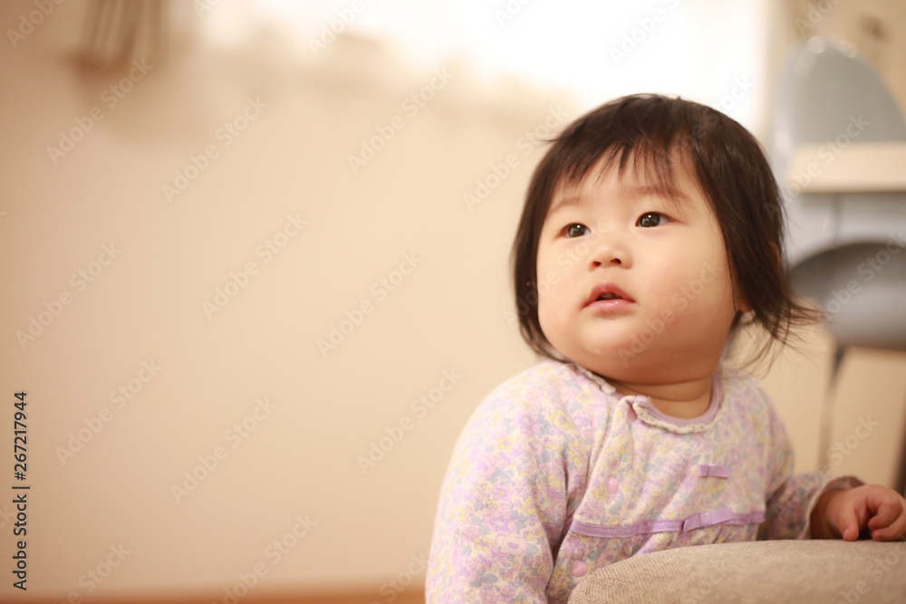 テレビを観る赤ちゃん テレビを観る赤ちゃん