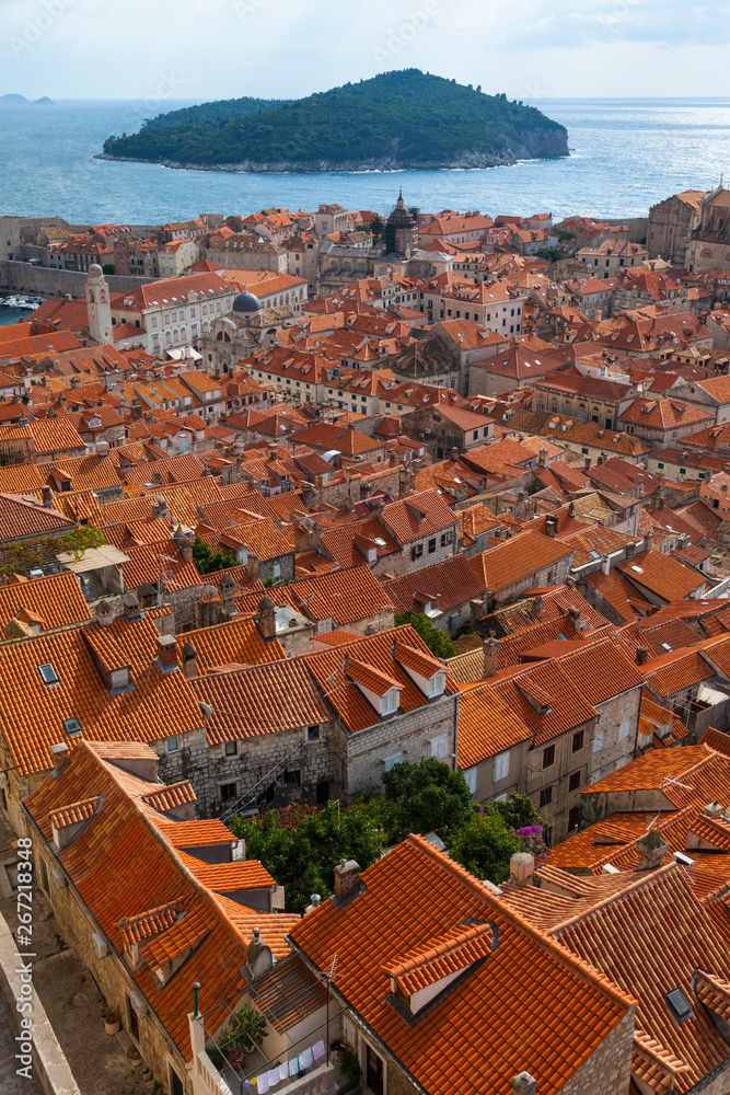 Isla de Lokrum desde la muralla del casco antiguo de Dubrovnik, Ciudad de Dubrovnik, Croacia, Mar Adriático, Mar Mediterráneo