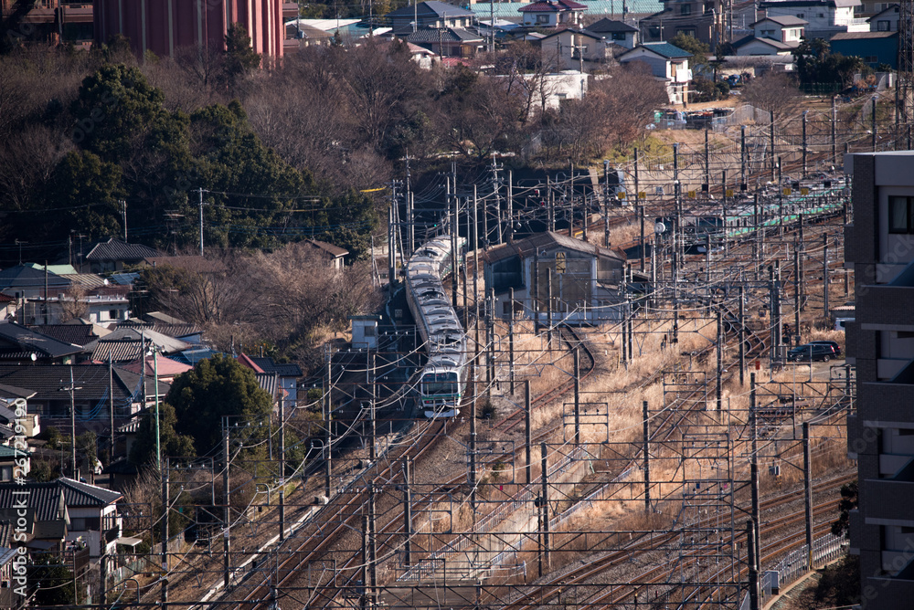 S字カーブを通過する電車