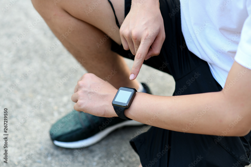 Runners are setting smartwatch applications. Runners are setting smartwatch applications.