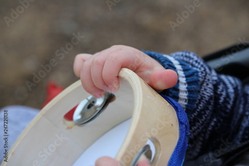enfant qui joue de la musique : éveil musical