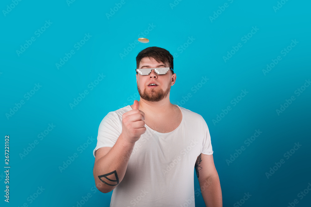 Naklejka premium man throws up a coin