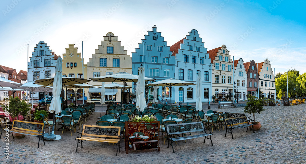 Nordische Häuser und Fassaden am Marktplatz in Friedrichstadt