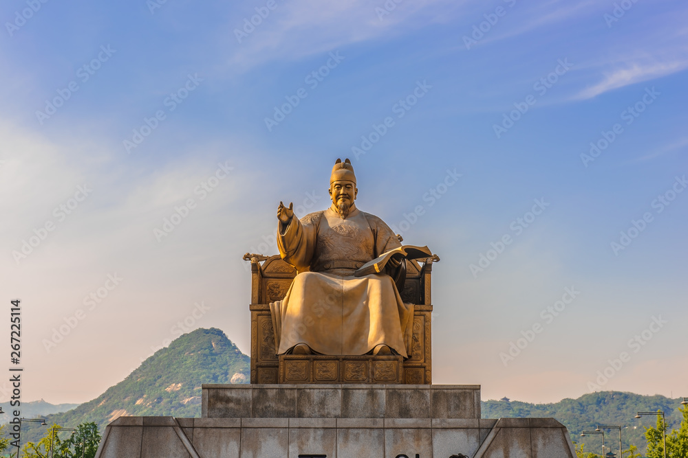 With the statue of Admirain  Seoul.Seoul, South Korea