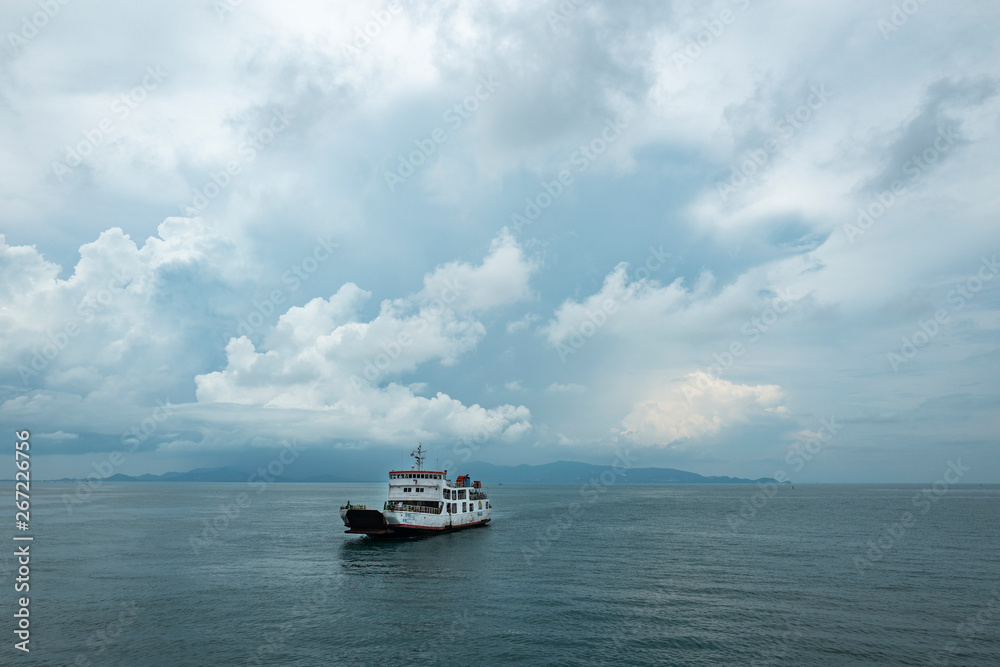 Fährschiff vor Koh Samui bei Gewitter