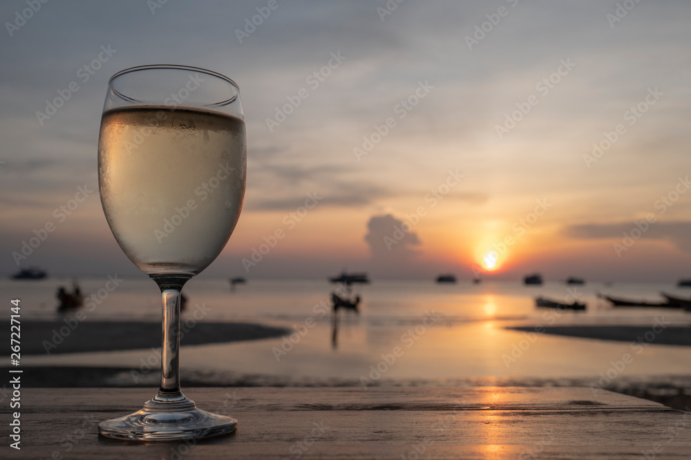 Weinglas im Sonnenuntergang