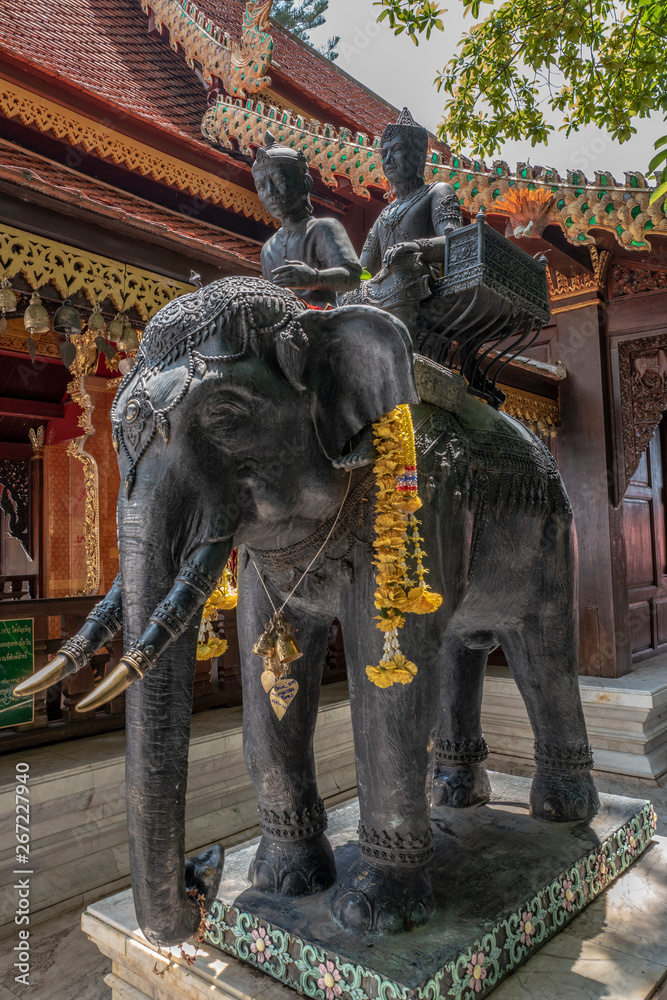 Fototapeta Statue schwarzer Elefant mit Reitern
