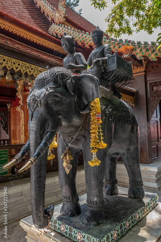 Statue schwarzer Elefant mit Reitern