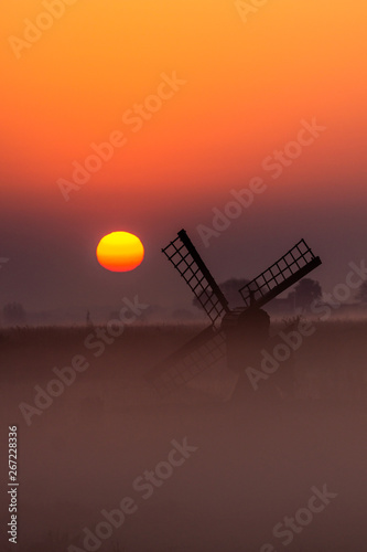 Windmühle im Nebel