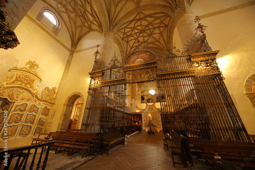 Coro y órgano del Monasterio de Yuso en San Millán de la Cogolla, La Rioja, España.