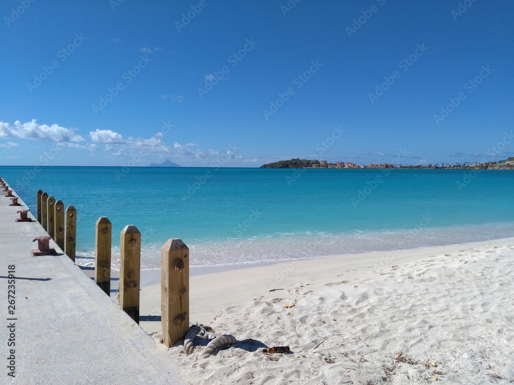 Fototapeta premium Ponton de bois avec une plage de sable blanc dans la caraïbe