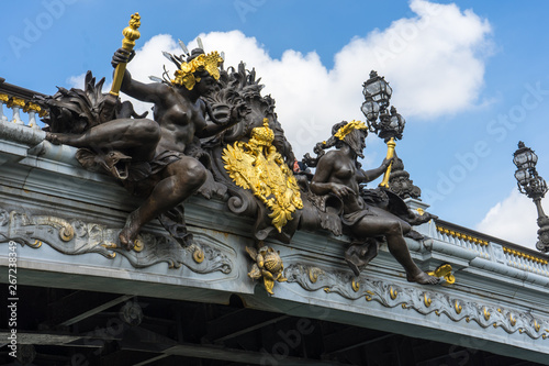 Städtetrip Paris - die Brücke pont alexandre iii mit Skulpturen, Close Up