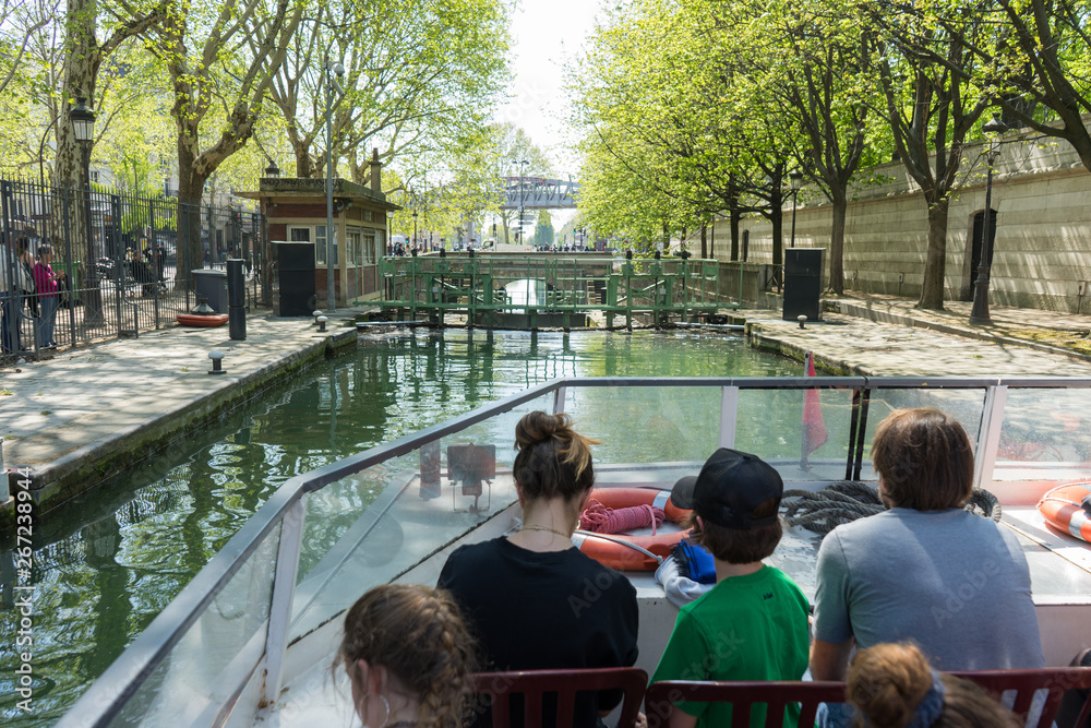 Paris - Kanal St. Martin: Ausflugsboot mit Menschen an der  Schleuse
