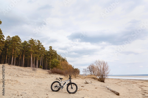 Fototapeta Naklejka Na Ścianę i Meble -  Bike, fatbike on the lake