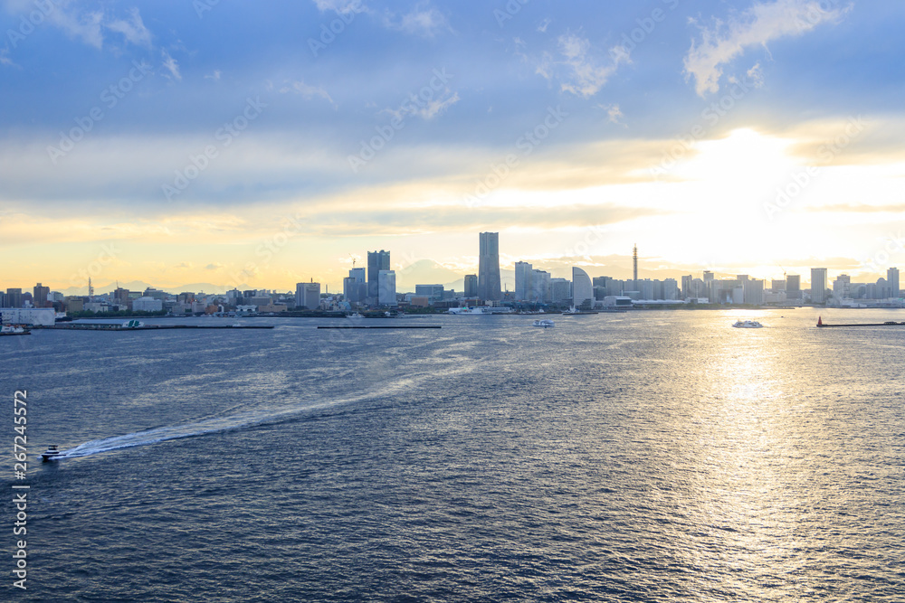 スカイウォークから見た横浜港を照らす夕日