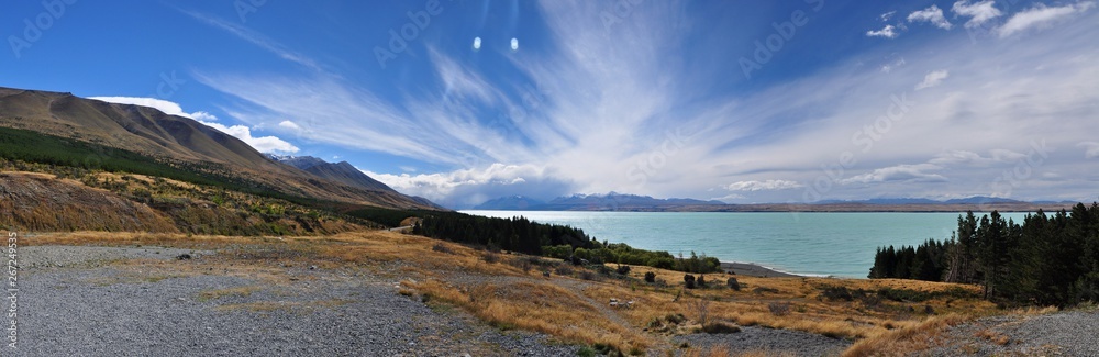 Panorama of Lake Pukaki i New Zealand with mountains and clouds