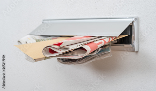 Fotografía Briefschlitz mit Zeitung und Werbung