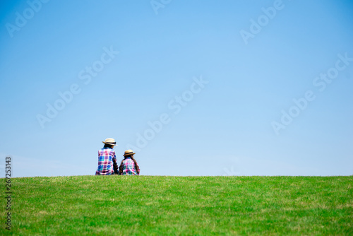 草原で遊ぶ母と娘