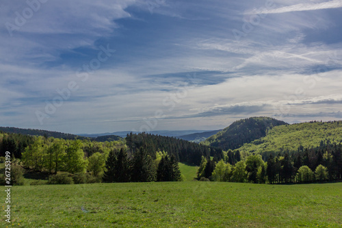 Den ersten Sonnenstrahlen rund um den Rennsteig einfangen und dabei die wunderschöne Natur genießen photo