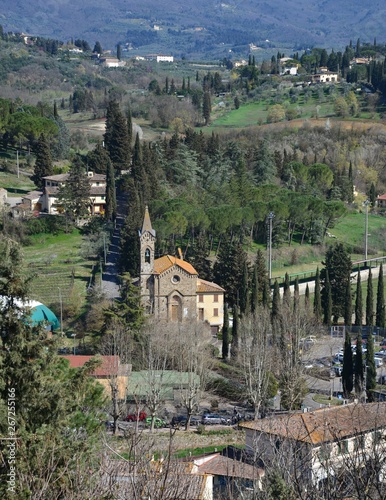 Chiesa nel verde della campagna Toscana (Grassina, Bagno a Ripoli)