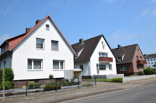 Wohnstraße mit Siedlerhäusern der Nachkriegszeit