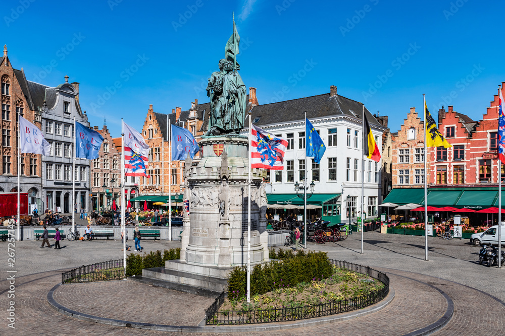 Fototapeta premium Historischer Marktplatz in Brügge - Belgien