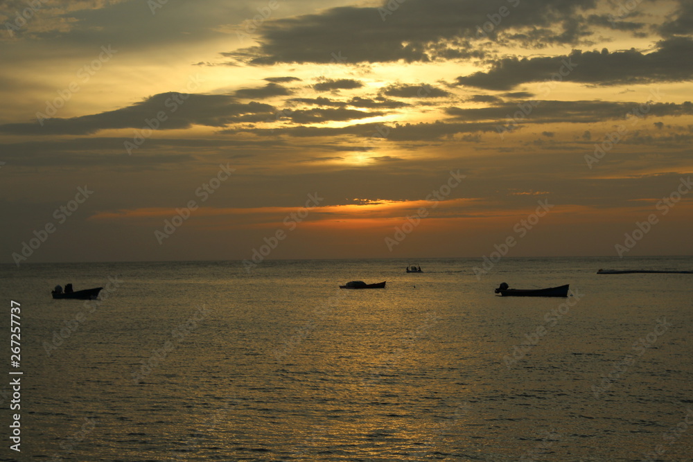 Coucher de soleil sur une plage des Caraïbes