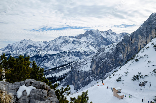 Wettersteingebirge mit Skigebiet
