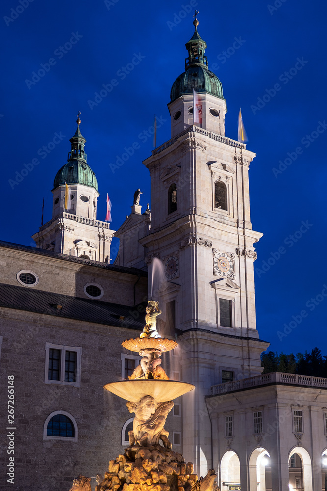 Die Blaue Stunde am Residenzplatz in Salzburg