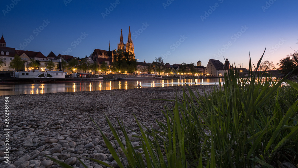 Fototapeta premium Regensburg am Donauufer