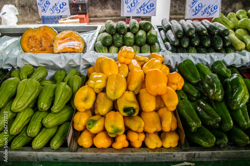 Barraca de feira livre no Brasil vendendo varios legumes.